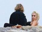 Kim Kardashian posa de biquíni em Malibu; veja fotos dos bastidores