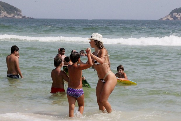Andréa de Andrade na praia com o filho (Foto: Gabriel Rangel / AgNews)