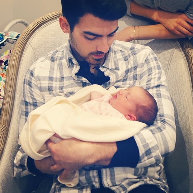 Joe Jonas com a sobrinha, Alena (Foto: Instagram/ Reprodução)