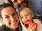 Thiago Lacerda e Vanessa Lóes fazem selfie com a filha mais nova