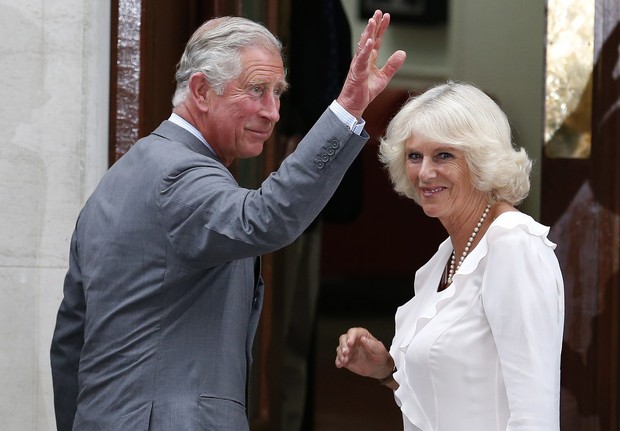 Principe Charles e Camilla chegam no hospital  (Foto: Agência Reuters)