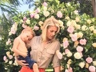 Ana Hickmann posa com o filho no jardim de casa para nova coleção