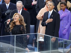 Beyoncé canta na cerimônia ligada à posse de Barack Obama (Foto: Reuters / Agência)
