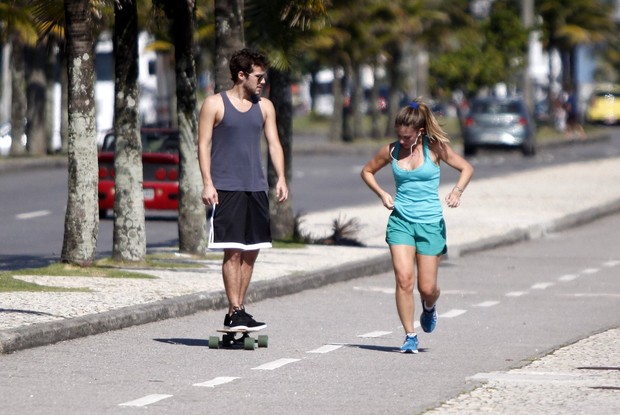 Jayme Matarazzo anda de skate com a namorada (Foto: Marcos Ferreira / Foto Rio News)