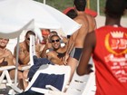 De férias no Rio, Adriano curte praia com amigos