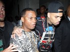 Chris Brown deixa festa cambaleando e apoia em amigo