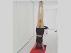 Luciana Gimenez posa de ponta-cabeça em aula de ioga