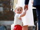 Príncipe George dá show à parte no batizado da irmã, Charlotte