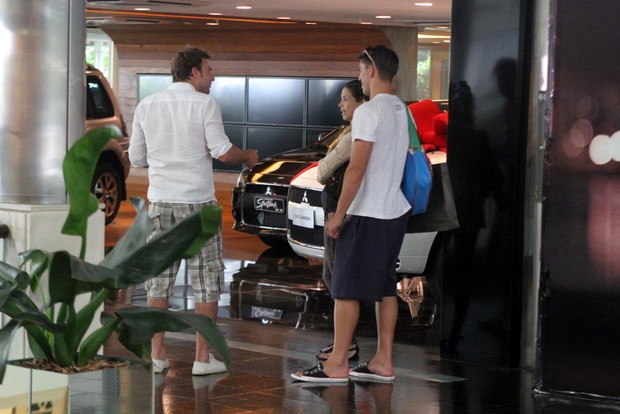 Danielle Winits e o namorado, Amaury Nunes, e o ex assio Reis em shopping no Rio (Foto: Daniel Delmiro/ Ag. News)