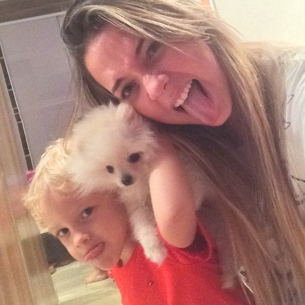 Carol Dantas com o filho, David Lucas, e o cachorrinho (Foto: Instagram)