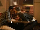 Latino troca beijos com a namorada durante jantar