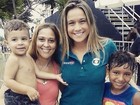Fernanda Gentil tira foto com crianças e brinca com 'mão-boba'
