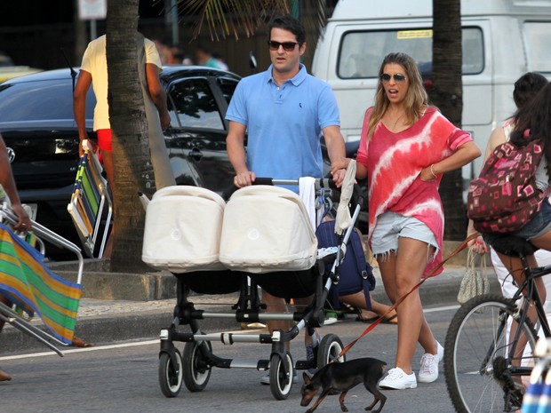 Marcelo Serrado passeia com a família (Foto: Wallace Barbosa / AgNews)