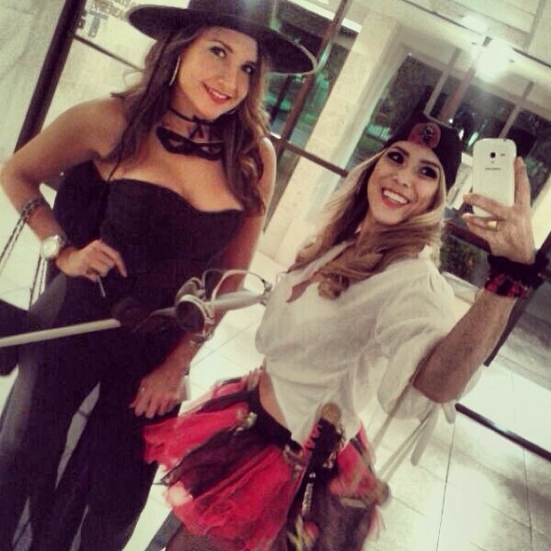 Ex-BBBs Natalia Castro e Milena Fagundes em festa de Halloween em Miami, nos Estados Unidos (Foto: Instagram/ Reprodução)