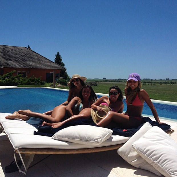 Nicole Bahls com amigas em Porto Alegre (Foto: Instagram / Reprodução)