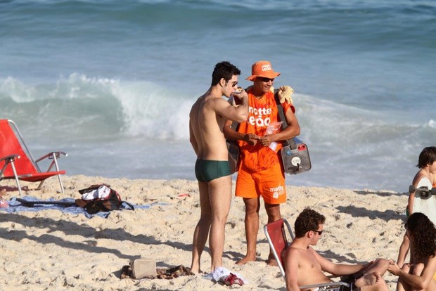 Emiliano D&#39;Ávila na praia (Foto: André Freitas / AgNews)