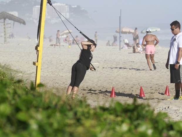 Fernanda de Souza malha na praia da Barra da Tijuca, RJ (Foto: Dilson Silva / Agnews)