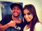 Anitta posa com Armandinho em bastidores de show no Paraná