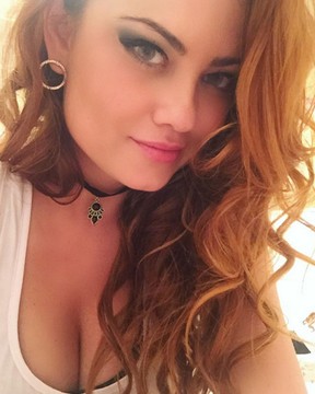 Ellen Rocche posa decotada para selfie (Foto: Instagram/ Reprodução)