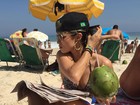 Nanda Costa curte praia de shortinho, exibe pernão e diz: 'Filtro só solar'