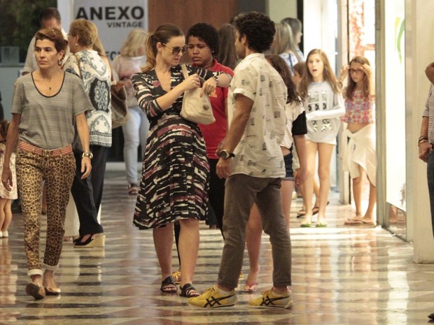 Carolina Kasting, grávida, em shopping na Zona Oeste do Rio (Foto: Wallace Barbosa/ Ag. News)