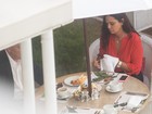 Luiza Brunet toma café da manhã acompanhada em hotel no Rio