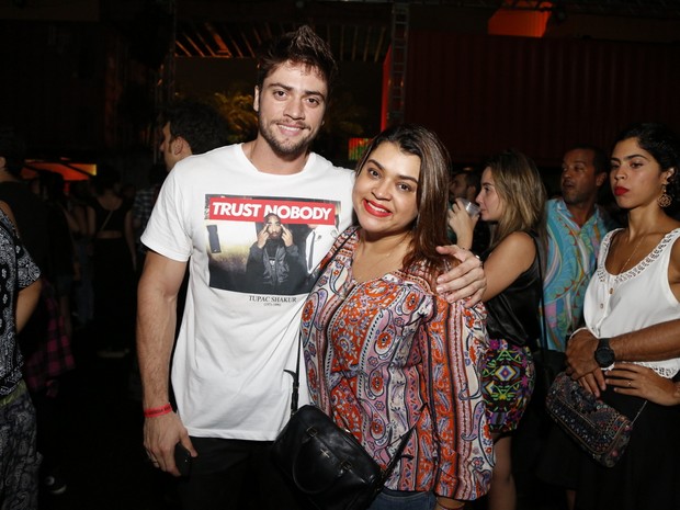 Preta Gil e o noivo, Rodrigo Godoy, em show na Zona Sul do Rio (Foto: Felipe Assumpção/ Ag. News)