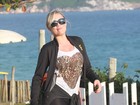 Ellen Rocche caminha em praia do Rio e faz pose para paparazzo