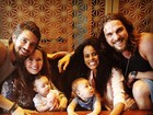Igor Rickli e Rafael Cardoso posam com as mulheres e os filhos