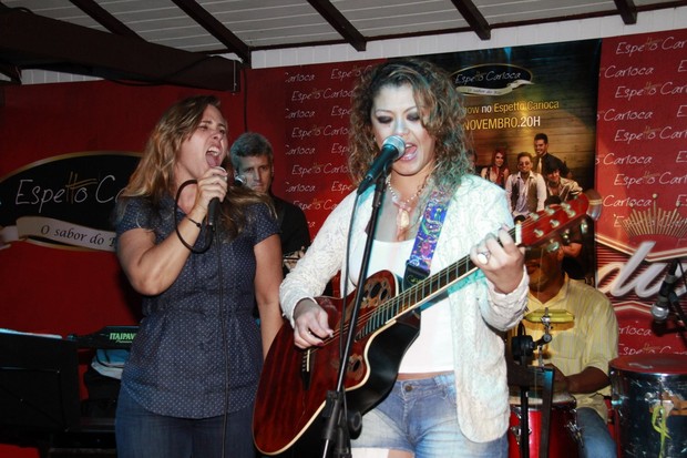 Andréia Sorvetão e Luka em festa em restaurante na Zona Oeste do Rio (Foto: Isac Luz/ EGO)