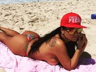 Solange Gomes comemora volta do sol e faz topless na praia