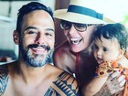 Carolina Ferraz posta foto com o marido e a filha caçula