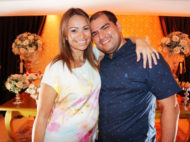 Solange Almeida, do Aviões do Forró, com Júnior Farias em sua festa de aniversário em Fortaleza (Foto: Divulgação)