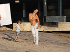 Filho de Alessandra Ambrosio invade set onde ela posa de topless