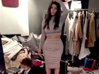 Kim Kardashian mostra a bagunça do seu closet ao tentar escolher um look