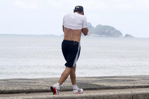 Cássio Reis correndo na praia (Foto: Gil Rodrigues/PhotoRio News)