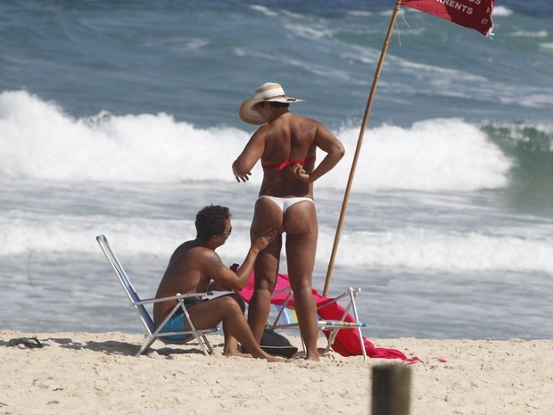 Solange Couto e o marido na praia (Foto: Dilson Silva/ Ag. News)