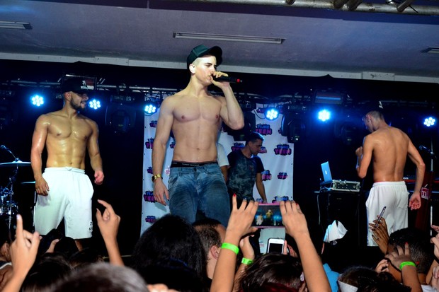 Biel sem camisa durante show (Foto: WEBERT BELICIO   /BRAZIL NEWS)
