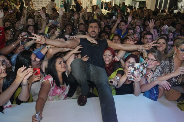 Julio Rocha sendo agarrado por fãs (Foto:  Leo Franco / AgNews)