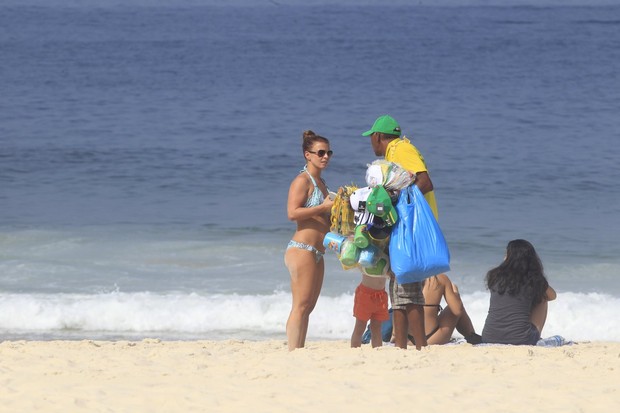 Esposa do jogador Ronney da Inglaterra na praia do Leme (Foto: Delson Silva e Andre Freitas / AgNews)