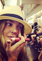 Drew Barrymore retoca maquiagem durante viagem de metrô, nos EUA