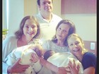 Luana Piovani recebe visitas na maternidade e mostra gêmeos