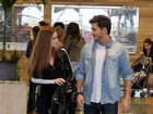 Marina Ruy Barbosa passeia com Klebber Toledo em shopping