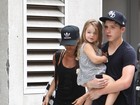 Filho mais de velho de Victoria e David Beckham carrega a irmã no colo