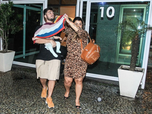 Preta Gil com o marido, Rodrigo Godoy, a neta, Sol, e amigos (Foto: Marcello Sá Barretto/ Ag. News)