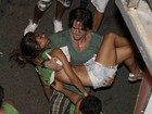 Herói! Ex-BBB Rodrigo ajuda foliã desmaiada em show da banda Eva
