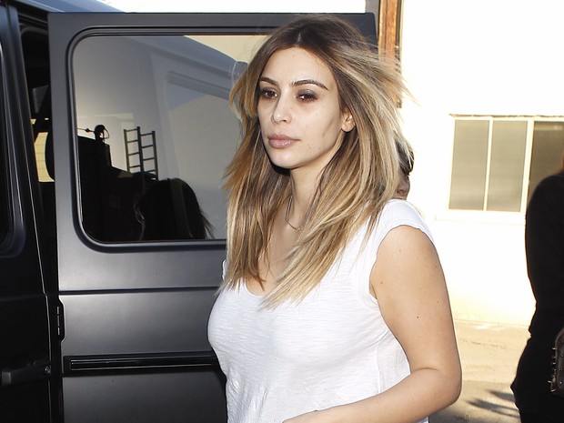 X17 - Kim Kardashian deixa restaurante em Los Angeles, nos Estados Unidos (Foto: X17online/ Agência)