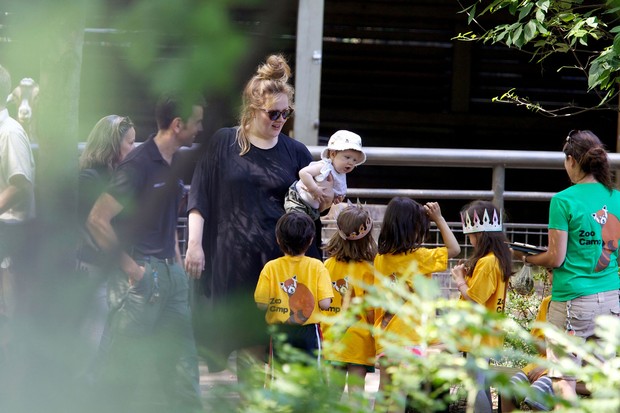 Adele com o filho (Foto: PacificCoastNews/Honopix)