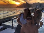 Fernanda Souza se diverte com amigos com direito a vistão do Rio