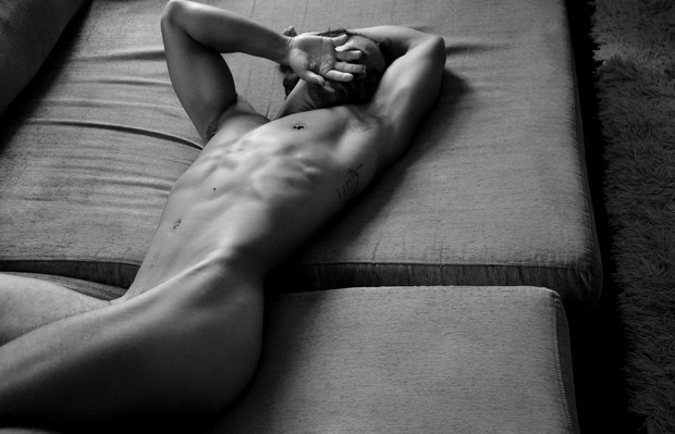 Modelo Bruno Lopes posando para o The Male Nude Project (Foto: Divulgação/Sergio Santoian)